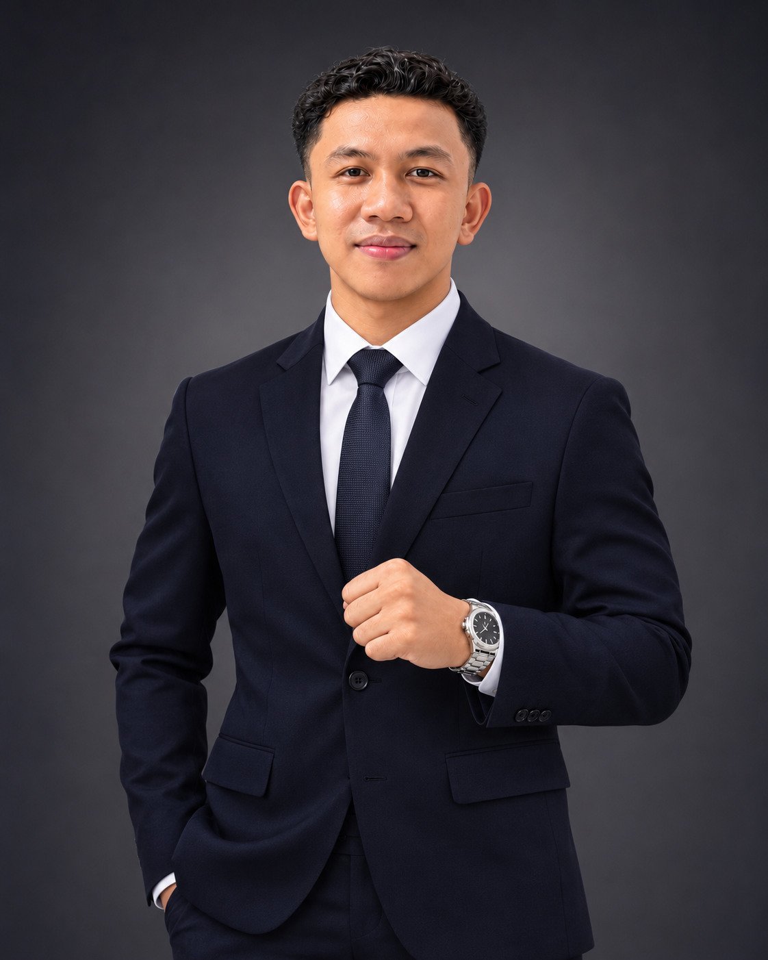 Potret Delandi Safri Pratama, S.Kom., Founder Sombere Digital, mengenakan jas navy